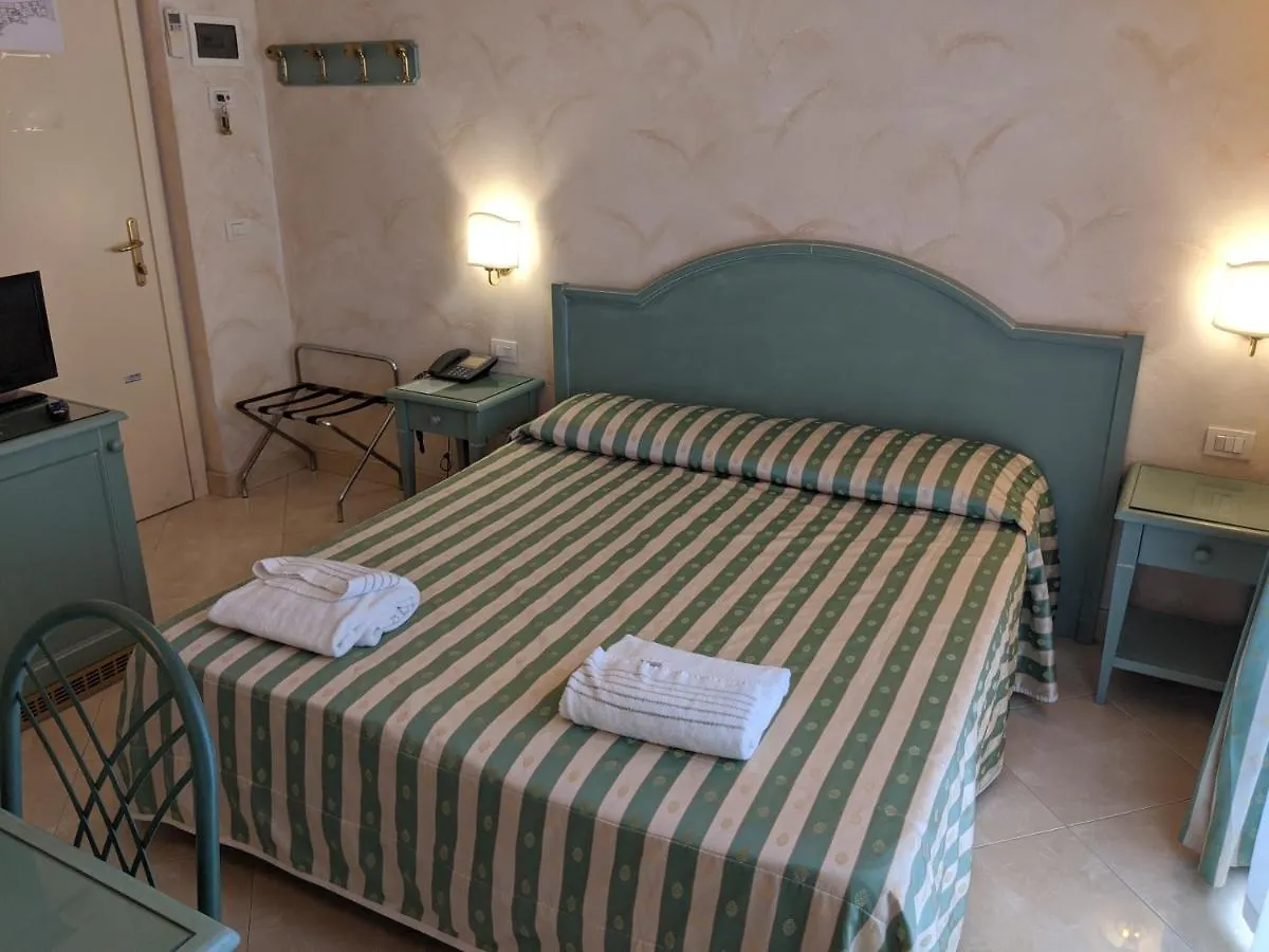 Hotel Riviera 3 Stelle Con Piscina Estiva Gratuita E Garage A Pagamento Spotorno