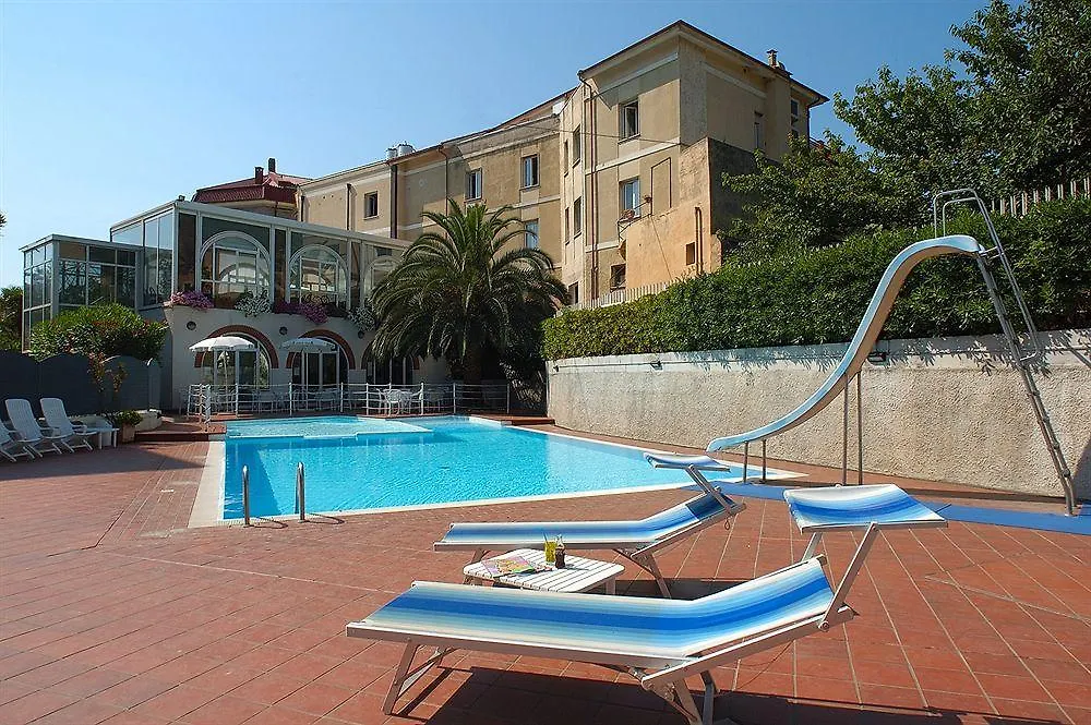 Hotel Riviera 3 Stelle Con Piscina Estiva Gratuita E Garage A Pagamento Spotorno 3*,  Italia