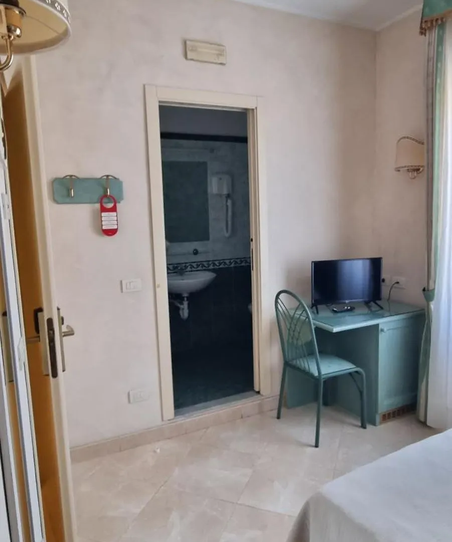 Hotel Riviera 3 Stelle Con Piscina Estiva Gratuita E Garage A Pagamento Spotorno 3*,