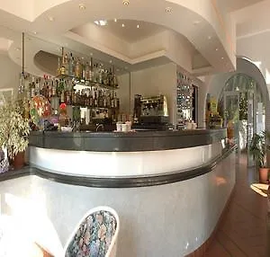 Hotel Riviera 3 Stelle Con Piscina Estiva Gratuita E Garage A Pagamento Spotorno