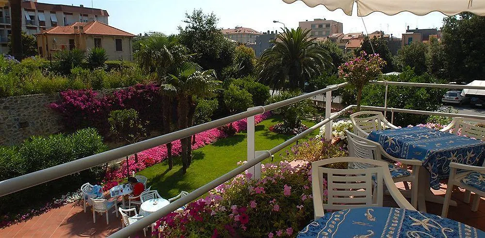 Hotel Riviera 3 Stelle Con Piscina Estiva Gratuita E Garage A Pagamento Spotorno Italia