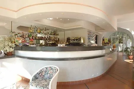 Hotel Riviera 3 Stelle Con Piscina Estiva Gratuita E Garage A Pagamento Spotorno