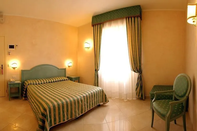 Hotel Riviera 3 Stelle Con Piscina Estiva Gratuita E Garage A Pagamento Spotorno