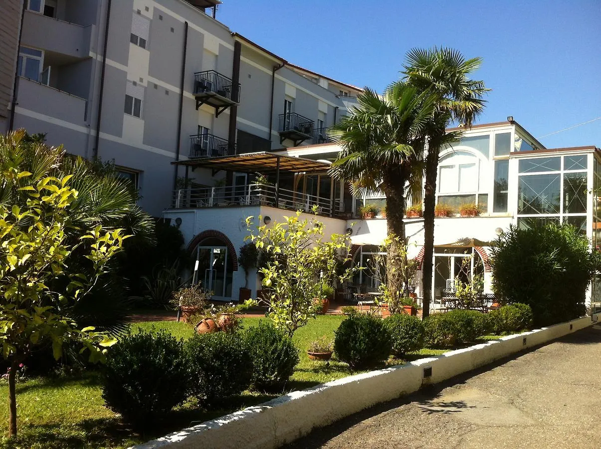 Hotel Riviera 3 Stelle Con Piscina Estiva Gratuita E Garage A Pagamento Spotorno 3*,  Italia