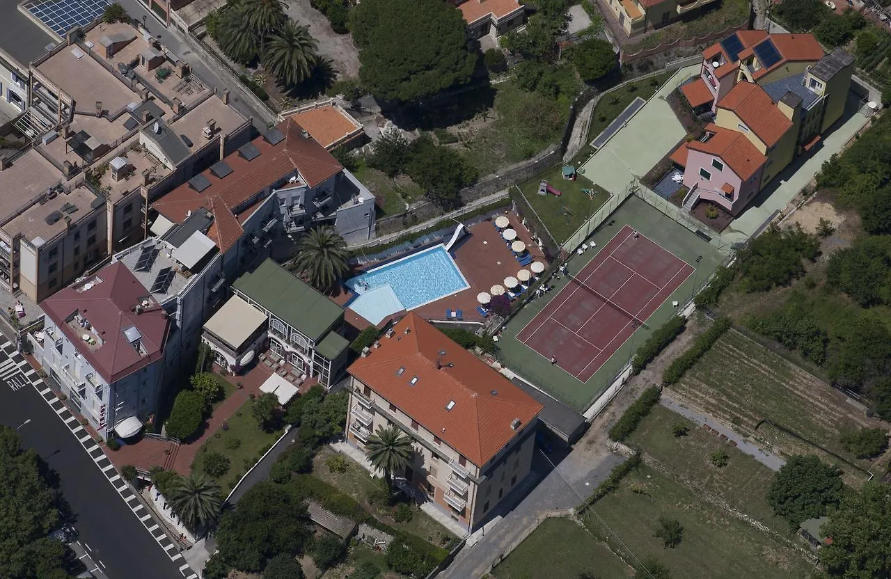 Hotel Riviera 3 Stelle Con Piscina Estiva Gratuita E Garage A Pagamento Spotorno