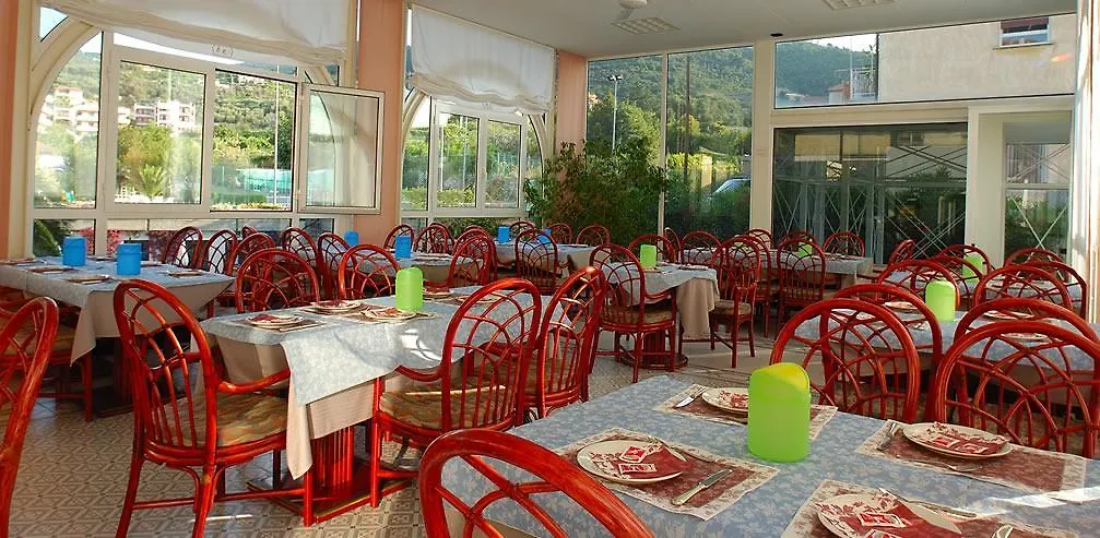 Hotel Riviera 3 Stelle Con Piscina Estiva Gratuita E Garage A Pagamento Spotorno 3*,