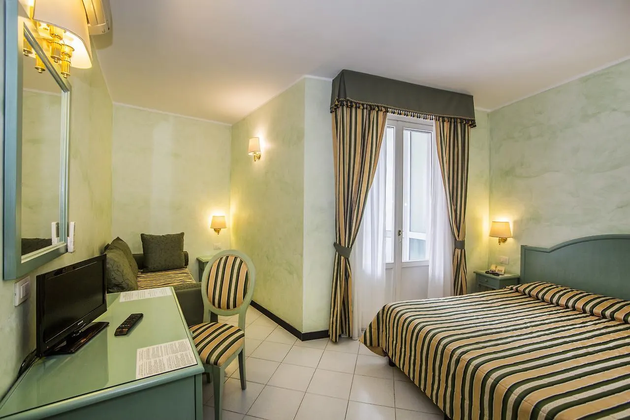 Hotel Riviera 3 Stelle Con Piscina Estiva Gratuita E Garage A Pagamento Spotorno Italia