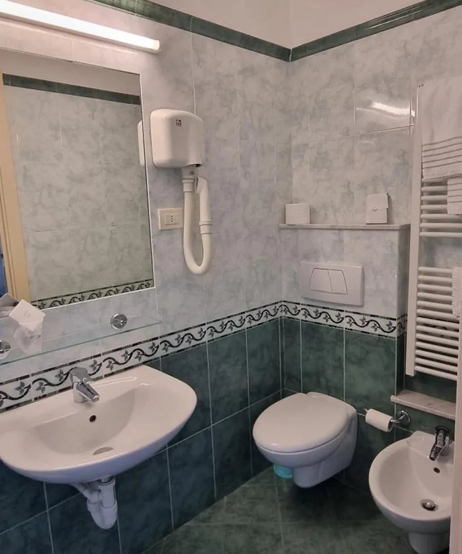 ***  Hotel Riviera 3 Stelle Con Piscina Estiva Gratuita E Garage A Pagamento سبوتورنو إيطاليا