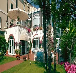Hotel Riviera 3 Stelle Con Piscina Estiva Gratuita E Garage A Pagamento سبوتورنو 3*,  إيطاليا