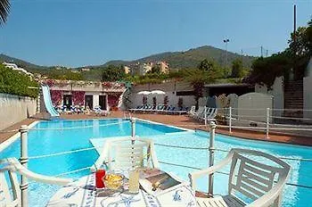 Hotel Riviera 3 Stelle Con Piscina Estiva Gratuita E Garage A Pagamento سبوتورنو