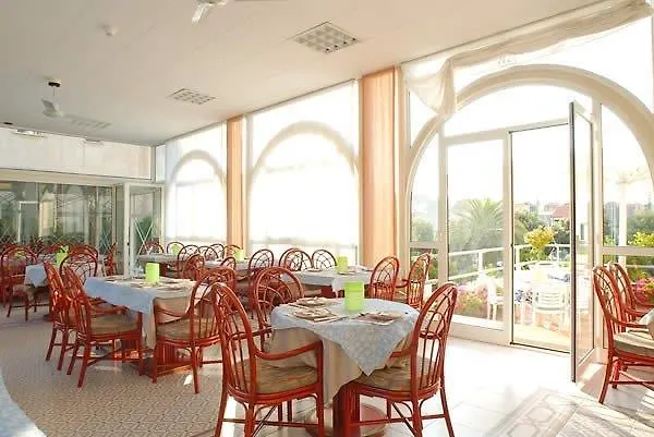 Hotel Riviera 3 Stelle Con Piscina Estiva Gratuita E Garage A Pagamento سبوتورنو