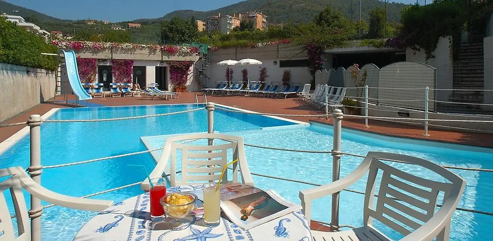 Hotel Riviera 3 Stelle Con Piscina Estiva Gratuita E Garage A Pagamento Spotorno