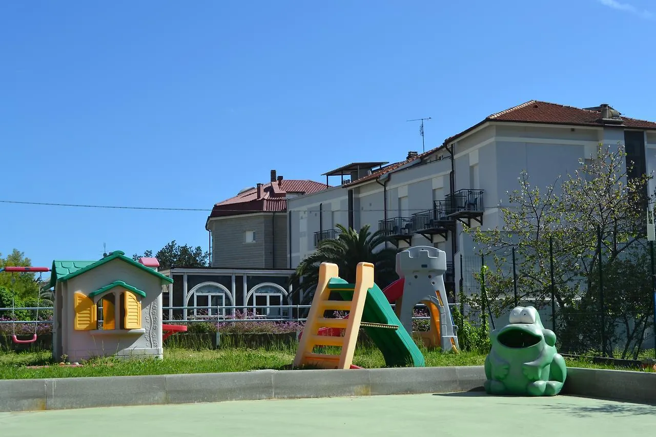 Hotel Riviera 3 Stelle Con Piscina Estiva Gratuita E Garage A Pagamento Spotorno