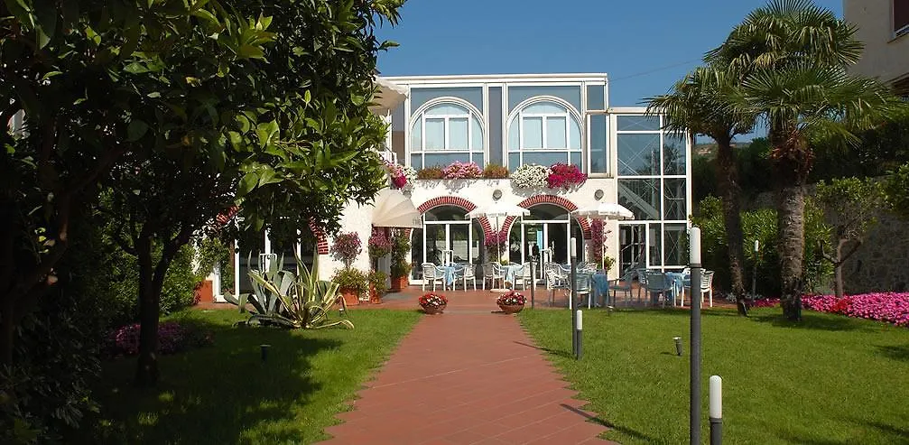 Hotel Riviera 3 Stelle Con Piscina Estiva Gratuita E Garage A Pagamento سبوتورنو