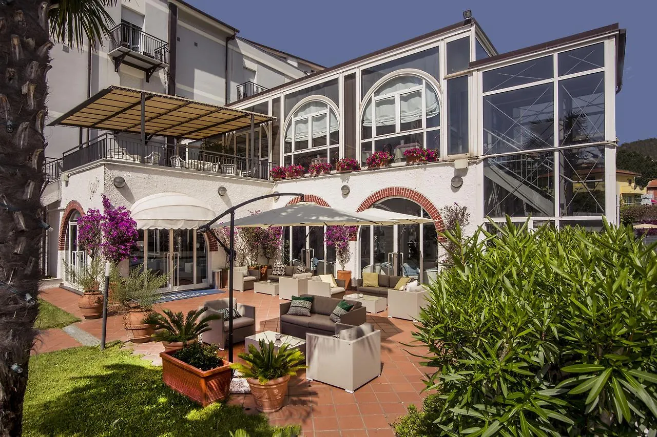 Hotel Riviera 3 Stelle Con Piscina Estiva Gratuita E Garage A Pagamento سبوتورنو