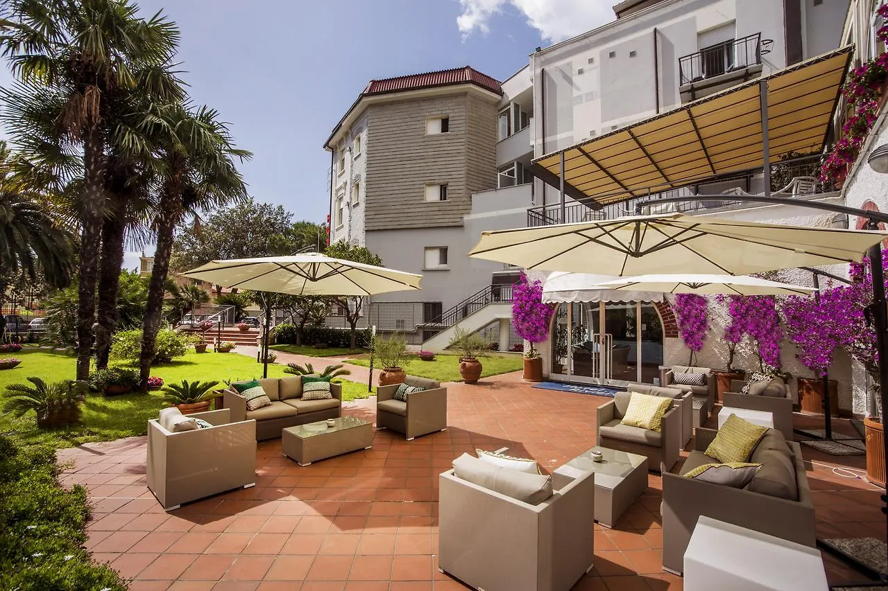 Hotel Riviera 3 Stelle Con Piscina Estiva Gratuita E Garage A Pagamento Spotorno 3*,