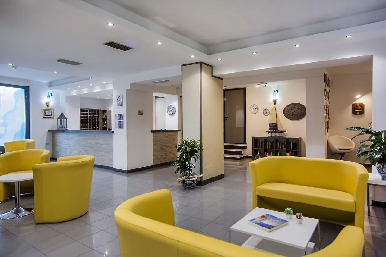 Hotel Riviera 3 Stelle Con Piscina Estiva Gratuita E Garage A Pagamento Spotorno