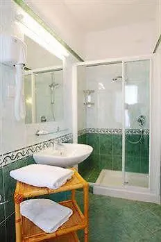 Hotel Riviera 3 Stelle Con Piscina Estiva Gratuita E Garage A Pagamento Spotorno