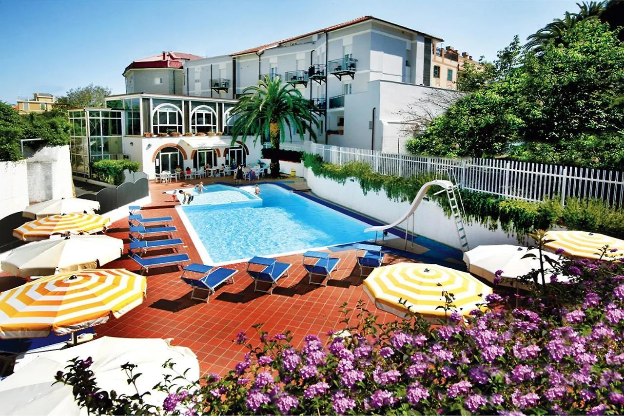 Hotel Riviera 3 Stelle Con Piscina Estiva Gratuita E Garage A Pagamento سبوتورنو